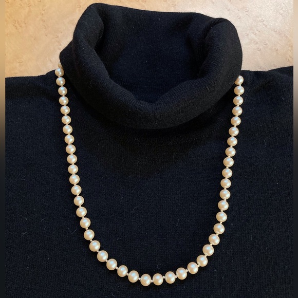 Vintage Single Strand, Glass Pearl Necklace - Picture 3 of 7